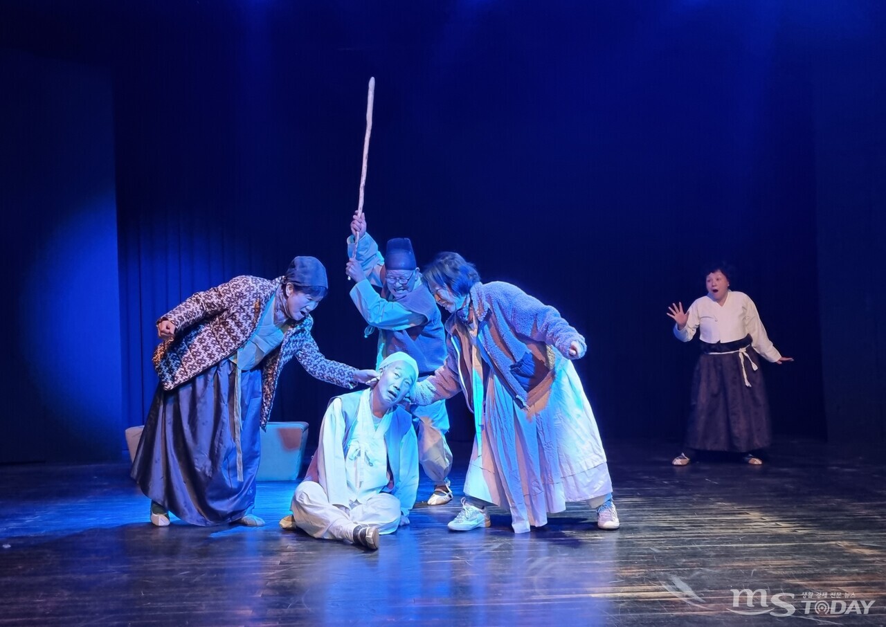 문화프로덕션 도모가 농한기 주민을 대상으로 한 연극 프로젝트를 진행하는 가운데 춘천 신동면 주민들이 무대에서 연습하고 있다. (사진=문화프로덕션 도모)
