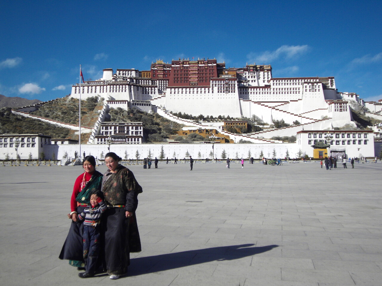 포탈라궁 앞에서 기념 사진을 찍는 티베트 가족. (사진=강이석)