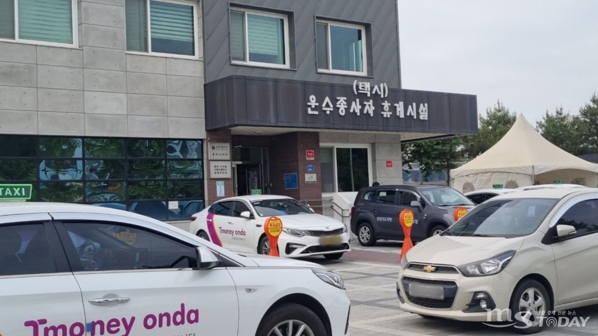 4일 춘천 근화동의 운수종사자휴게시설. 평일 오후임에도 주차장에 차량이 가득하다. (사진=이현지 기자)