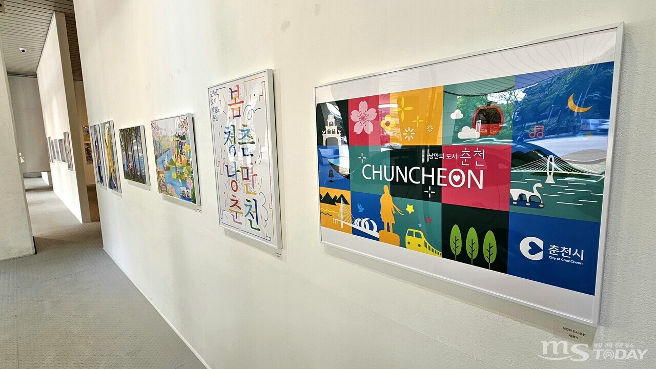 시민 작품 전시 ‘틈새展’이 11일부터 춘천 남춘천역 문화공간 역에서 열린다. (사진=한승미 기자)
