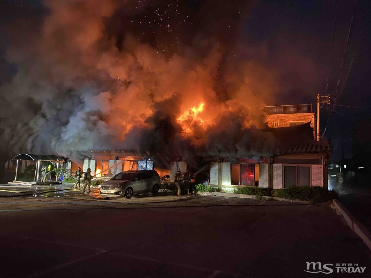 불은 1시간 40여 분 만에 꺼졌지만, 화재로 식당 직원과 손님 등 50명이 대피했고 식당 1개 동이 모두 불에 탔다. (사진=강원도소방본부)