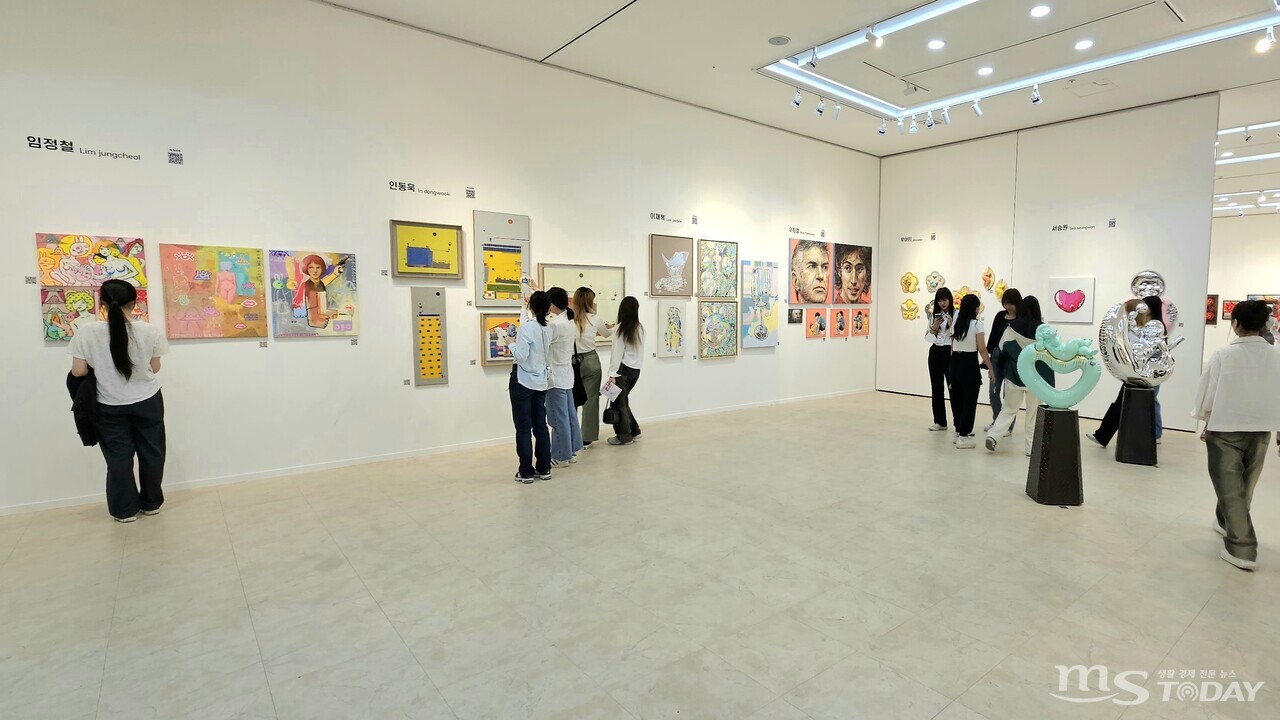 ‘2023 춘천아트페어 아르로드’를 방문한 관람객들이 전시 작품을 감상하고 있다. (사진=한승미 기자)