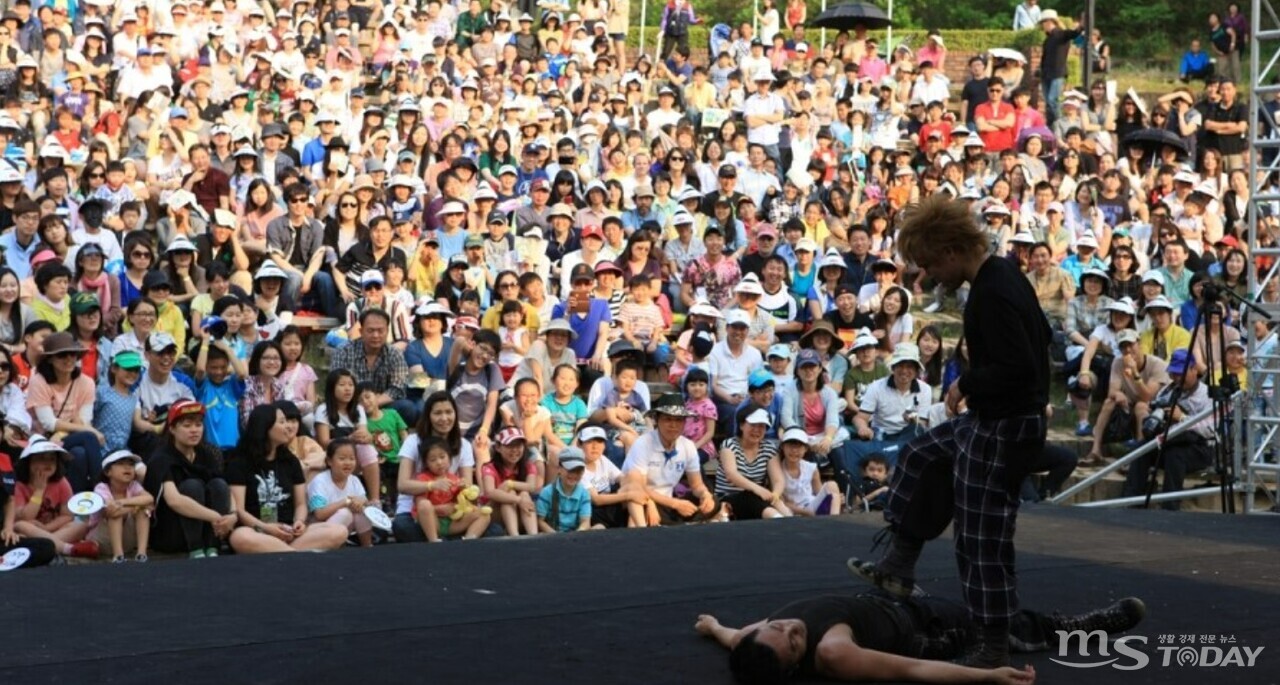 시민과 관광객들이 춘천 어린이회관 야외무대에서 열리는 2013 춘천마임축제를 즐기고 있다. (사진=박동일 문화통신 대표)