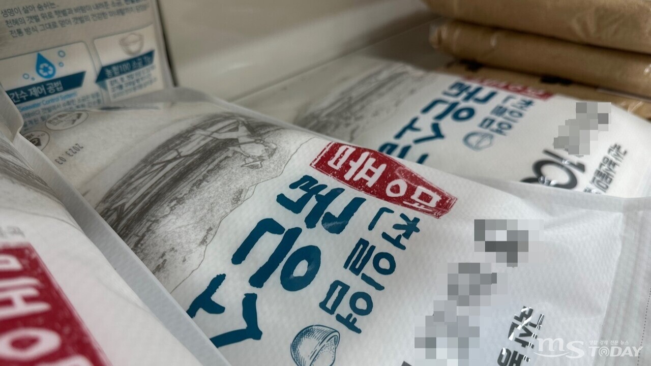 소금값이 최근 급등한 가운데 8일 오전 춘천의 한 매장에 천일염이 진열돼 있다. (사진=최민준 기자)