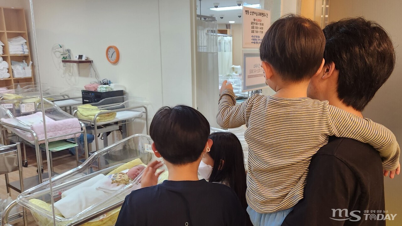 전동훈씨 자녀들이 신생아실에 있는 막냇동생 성우를 바라보고 있다. (사진=전동훈 씨 제공)