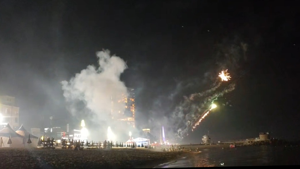 지난달 31일 밤 강원 해수욕장에서 불꽃놀이에 나선 피서객들의 폭죽으로 발생한 연기가 바닷가를 뒤덮고 있다. (사진=연합뉴스)