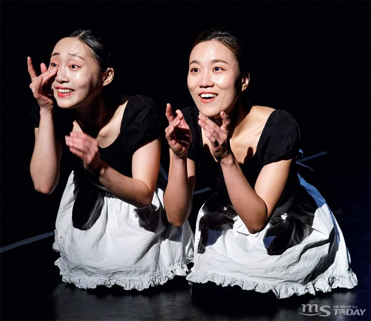 극단 무소의 뿔의 '하녀들'의 영국 현지 공연에서 김이슬, 임은지 배우고 열연하고 있다. (사진=김정훈 제작감독 페이스북)