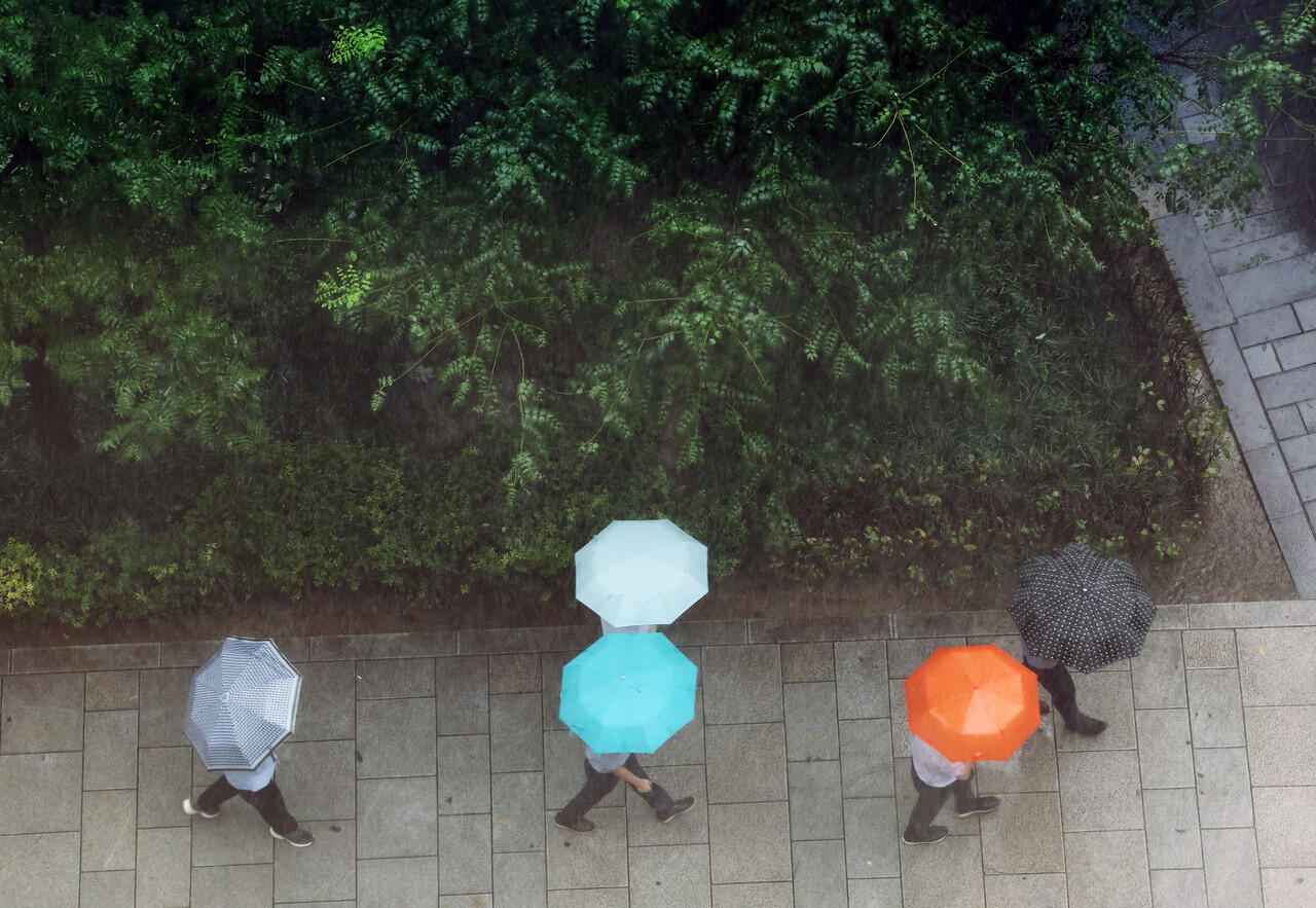 시민들이 우산을 쓰며 걷고 있다. (사진=연합뉴스)