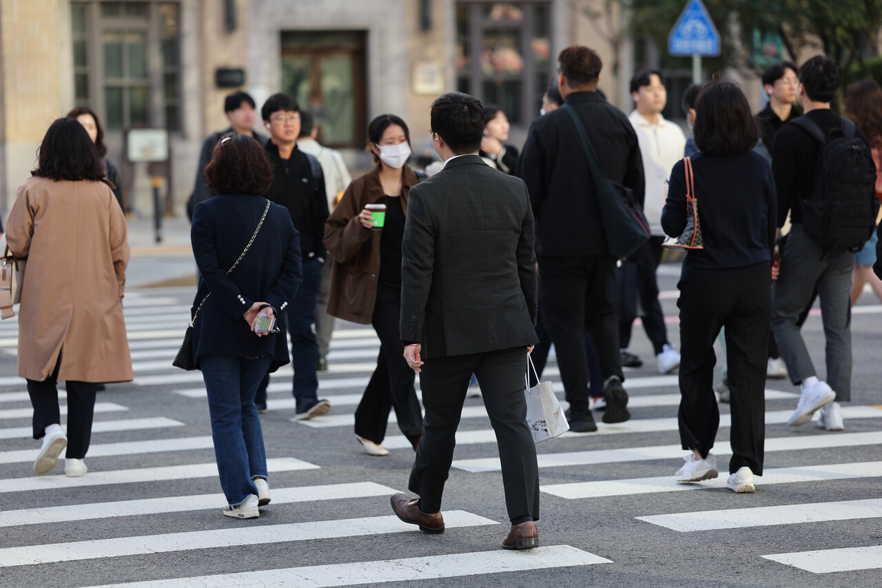 출근길 쌀쌀해진 날씨에 시민들이 발걸음을 재촉하고 있다. (사진=연합뉴스)