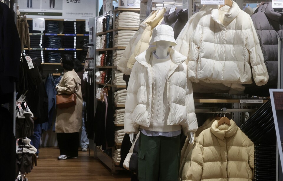 최근 기온이 하강함에 따라 서울 시내 한 쇼핑몰에서 시민들이 겨울 의류를 살펴보고 있다. (사진=연합뉴스)