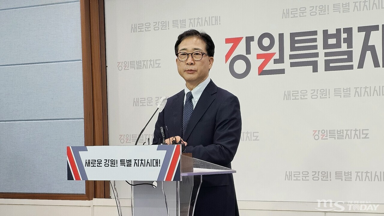 김한수 도 기획조정실장이 10일 도청 브리핑룸에서 2024년도 예산안에 대해 설명하고 있다. (사진=한승미 기자)