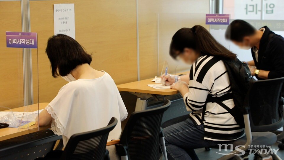 여성 구직자들이 취업 박람회에서 이력서를 작성하고 있다. (사진=MS투데이 DB)