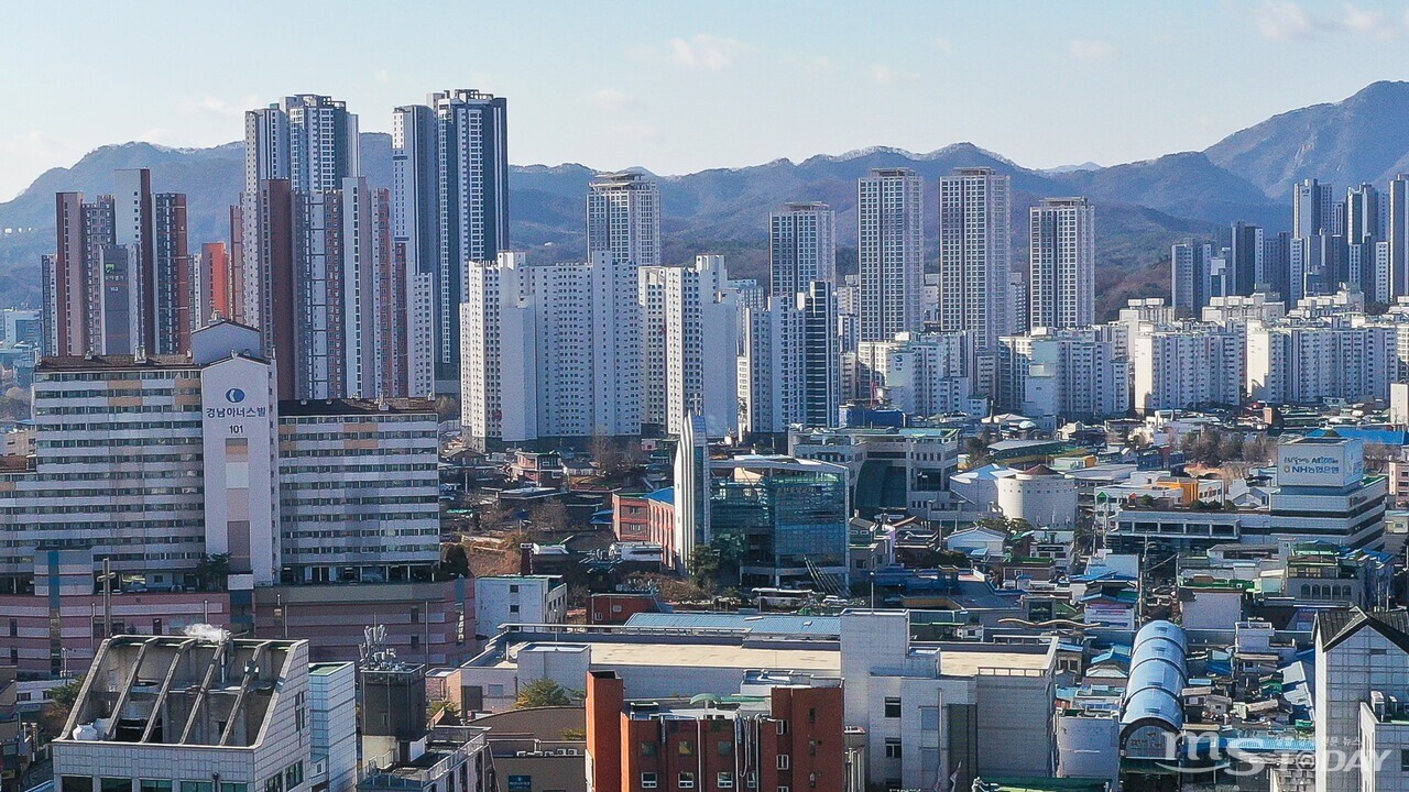 춘천의 구도심 너머로 아파트 밀집 구역이 자리하고 있다. (사진=MS투데이 DB)