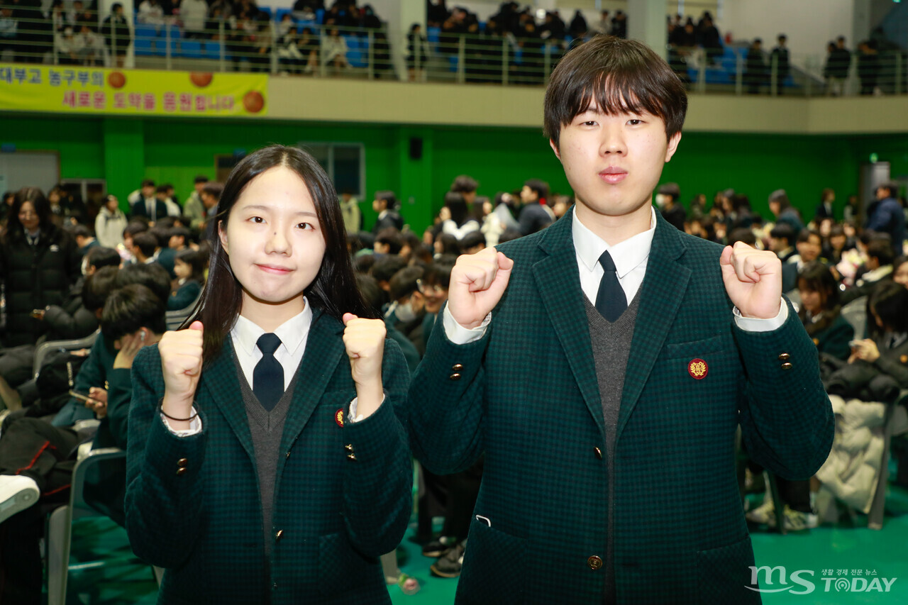 장학금 수혜자 유서윤(왼쪽)양과 김기준군. (사진=이정욱 기자)