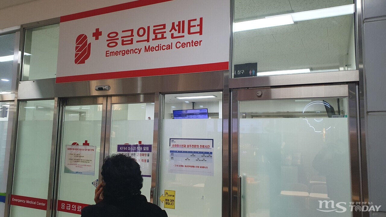 강원대학교병원 응급실 앞에서 응급환자 보호자가 환자를 기다리고 있다. (사진=이종혁 기자)