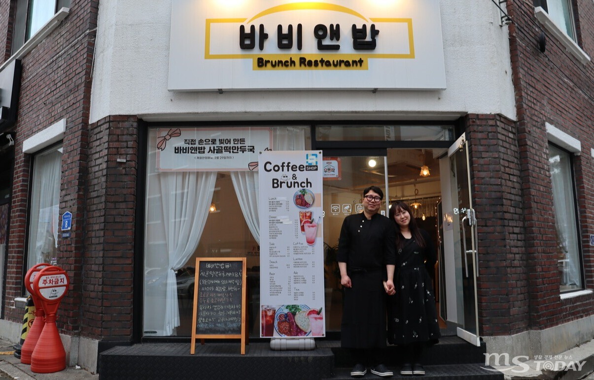 남녀노소 모두에게 열려있는 브런치 가게 ‘바비앤밥’의 이성수(42) 대표와 박경남(42) 바리스타 부부. (사진=권소담 기자)