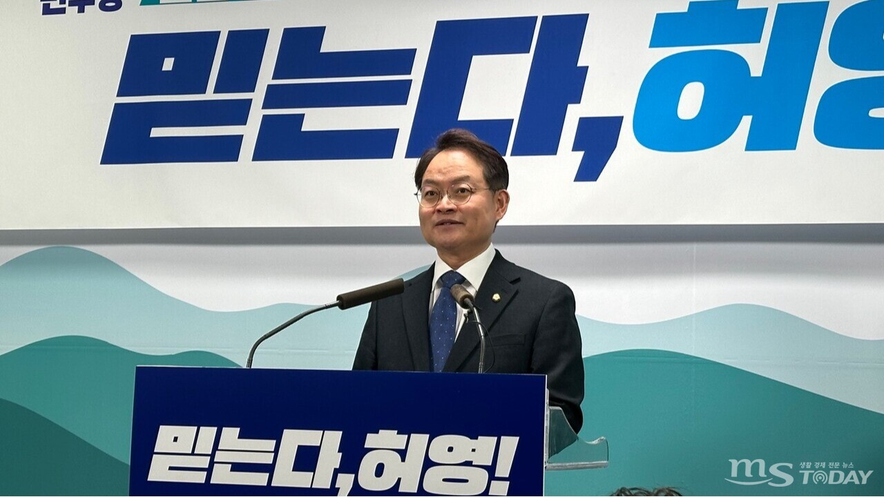 허영 더불어민주당 의원(춘천갑)이 5일 춘천시청 브리핑룸에서 출마를 선언하고 있다. (사진=최민준 기자)