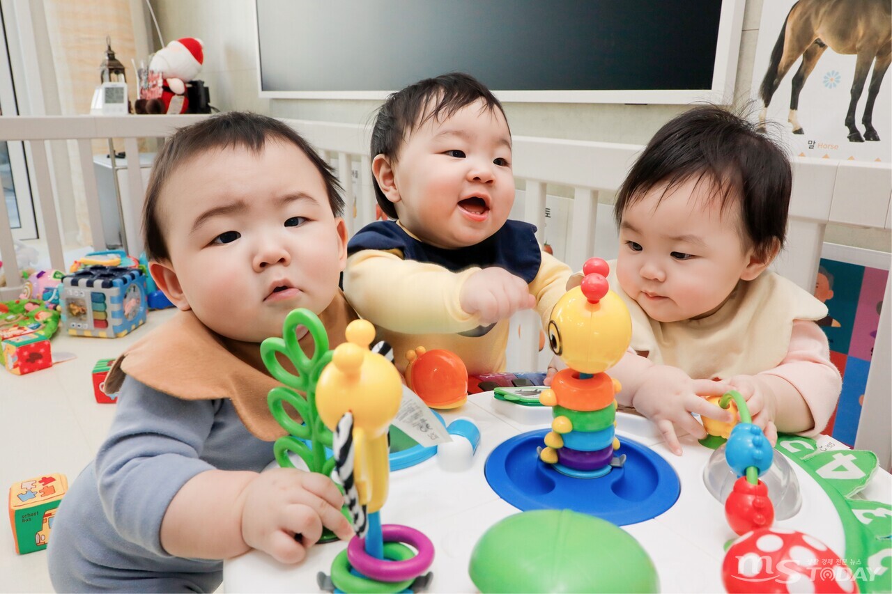 세쌍둥이(왼쪽부터 도윤, 재윤, 나윤)가 장난감을 갖고 놀고 있다. (사진=이정욱 기자)