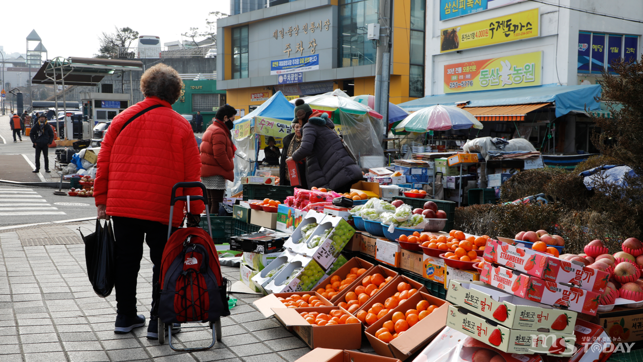 7일 춘천 중앙시장에서 한 시민이 과일 가게 앞을 지나고 있다. (사진=박지영 기자)