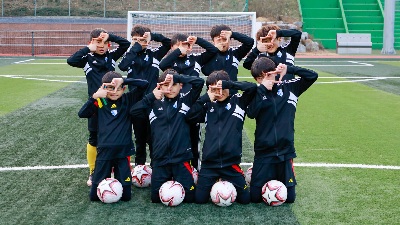 SON축구아카데미에서 만난 초등부 유소년 선수들. (사진=이정욱 기자)