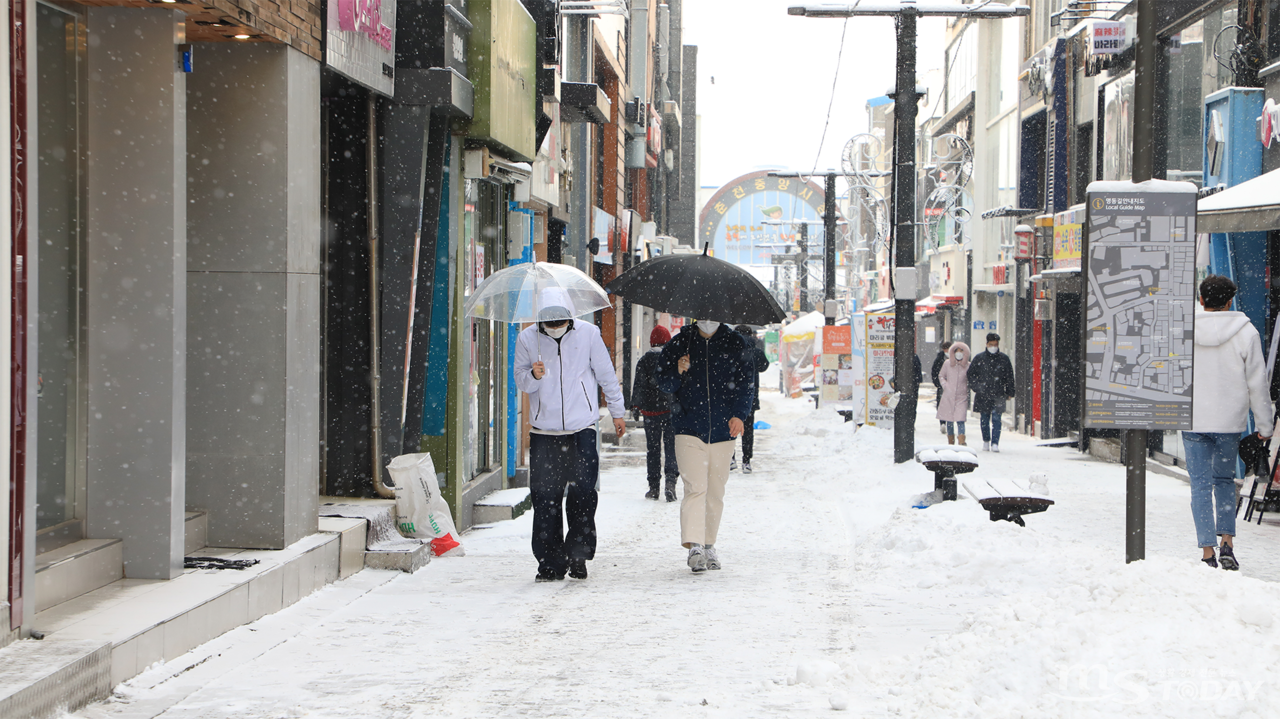 시민들이 춘천 명동에 내린 눈길을 걷고 있다. (사진=MS투데이 DB)