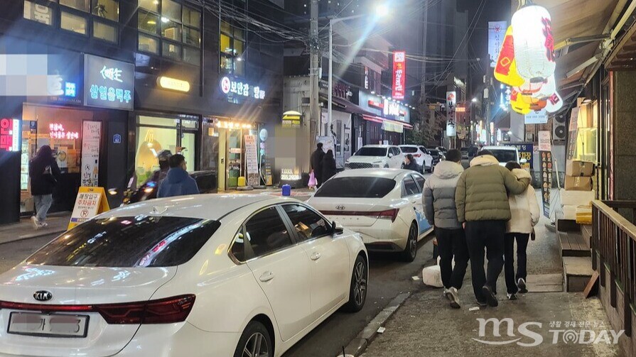5일 밤 춘천 후평동 먹자골목이 사람들로 붐비고 있다. (사진=진광찬 기자)