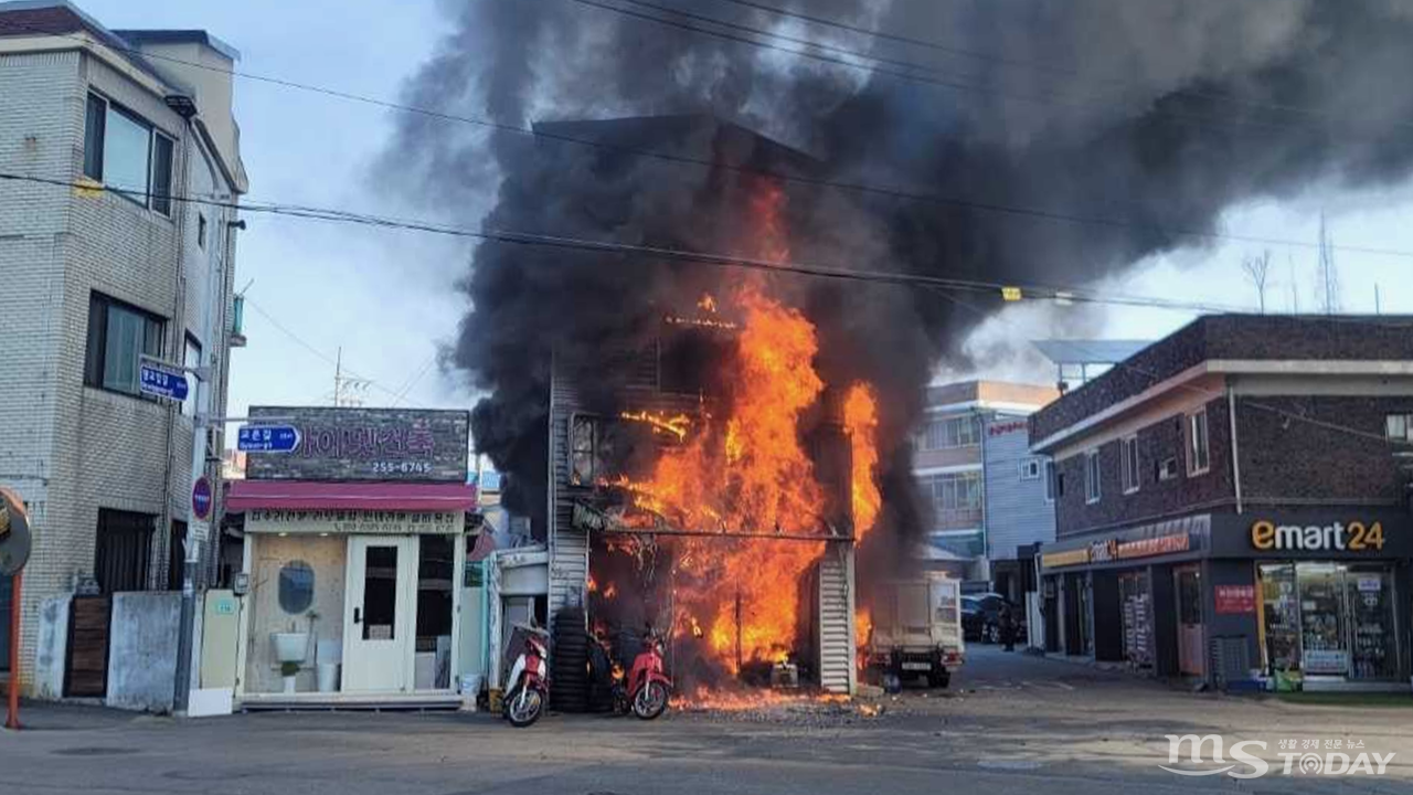 9일 오전 10시 25분께 춘천시 교동의 한 오토바이 매장에서 화재가 발생했다. (사진=강원특별자치도소방본부)