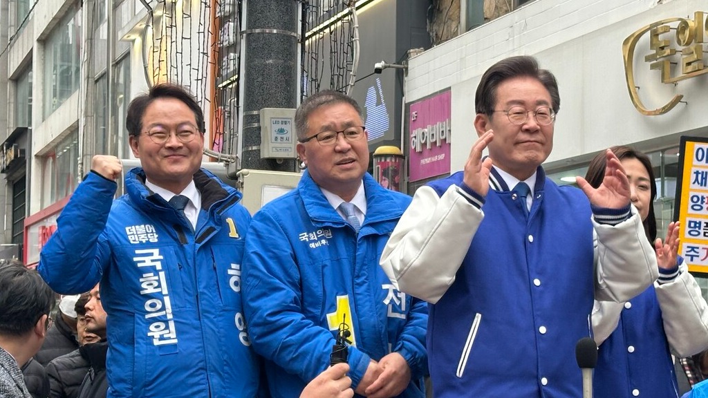 이재명 더불어민주당 대표(사진 오른쪽)가 19일 춘천 명동 거리에서 단상에 올라 발언하고 있다. (사진=최민준 기자)