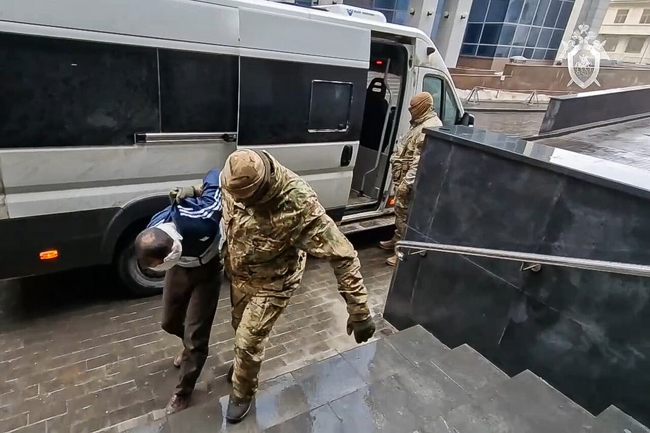 러시아 수사기관으로 압송되는 모스크바 총격·방화 테러 용의자. 사진=연합뉴스