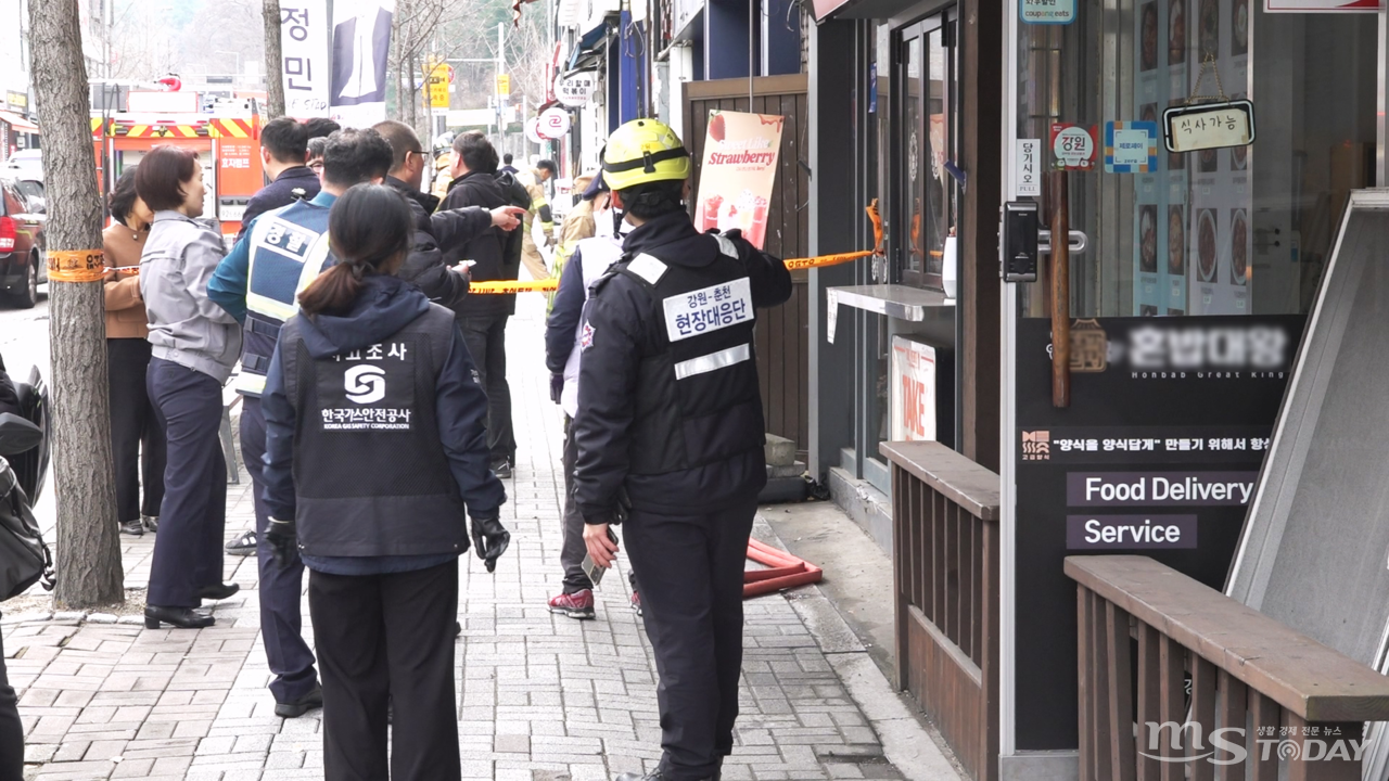 27일 오전 7시 55분쯤 춘천시 효자동 강원대학교 후문 근처에서 가스 누출 사고가 발생해 가스안전공사 직원들이 조사를 하고 있다. (사진=박지영 기자)