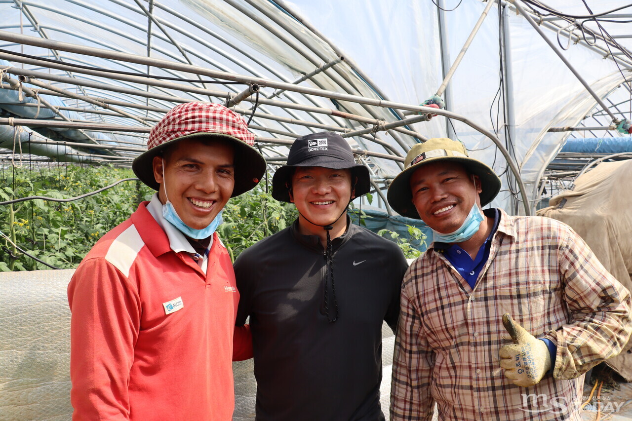춘천시 신북읍에서 방울토마토 농사를 짓는 이규호(34·가운데)씨와 계절 노동자 만 세카리야(36·왼쪽)씨와 마크 사라스(37)씨가 함께 포즈를 취하고 있다. (사진=오현경 기자)