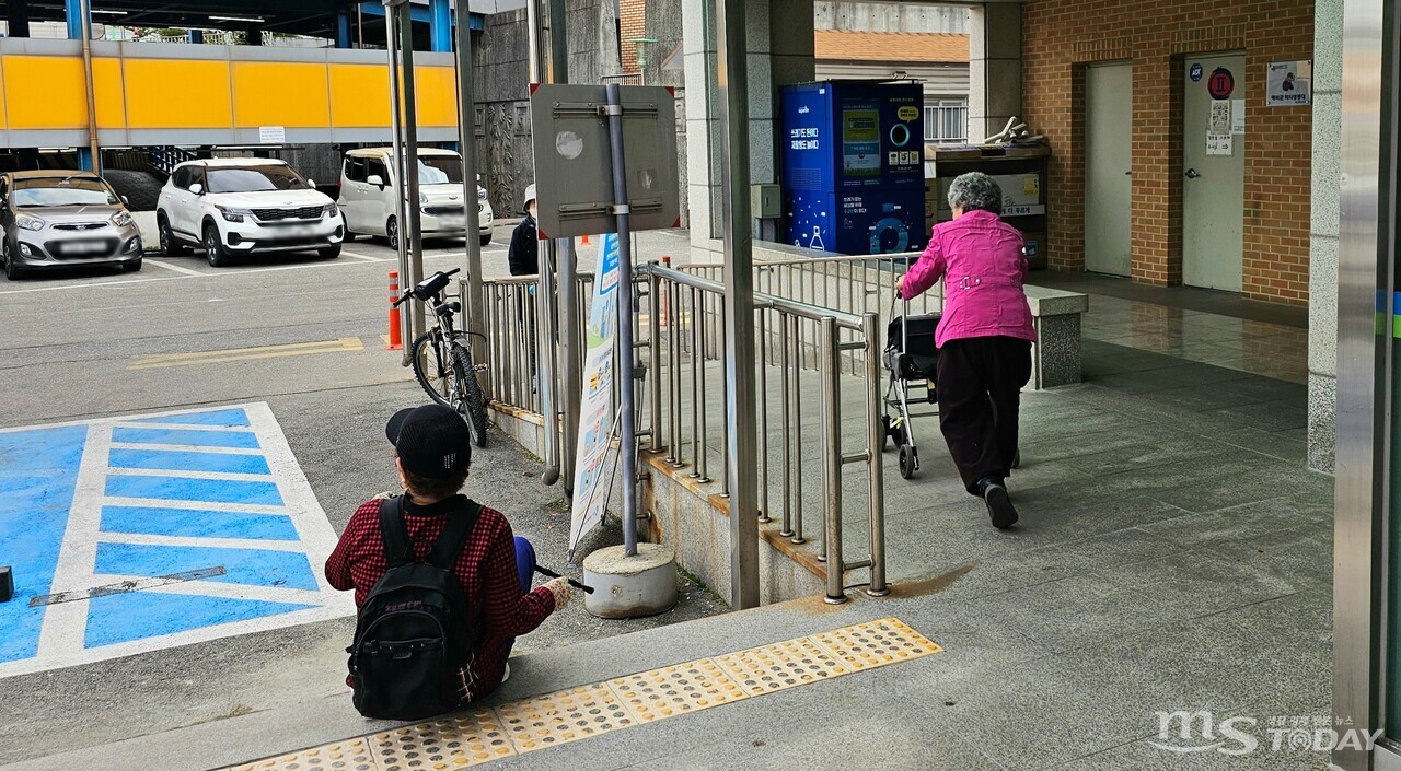 어르신 유권자들이 한 표를 행사하기 위해 보행기나 지팡이에 몸을 의지한 채로 투표소를 방문했다. (사진=한승미 기자)