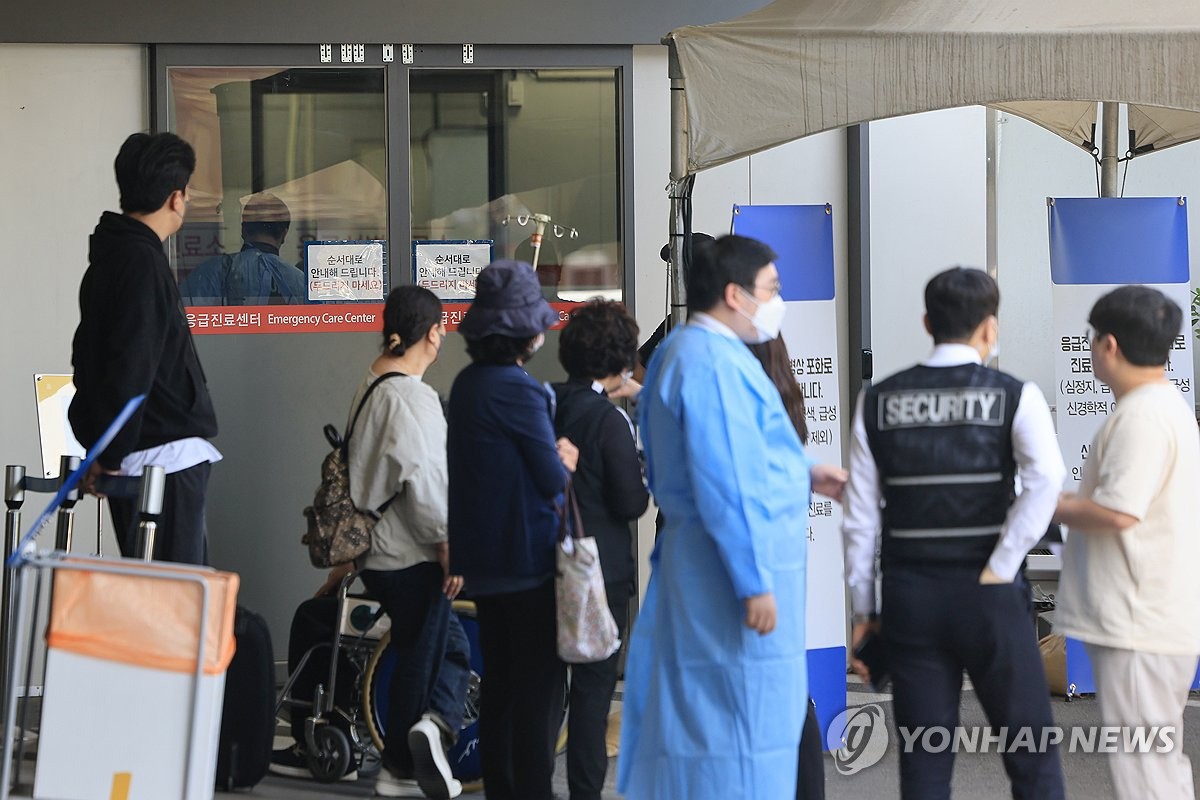 정부의 의대 증원 추진에 반발한 전공의들이 병원을 떠난지 60일째인 18일 서울 시내 한 대학병원 응급진료센터 앞에서 환자와 보호자가 대기하고 있다. (사진=연합뉴스)