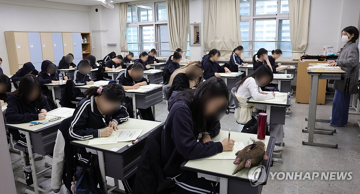 2024년 전국연합학력평가가 열린 지난달 28일 서울 강남의 한 고등학교에서 수험생들이 시험을 준비하고 있다. (사진=연합뉴스)
