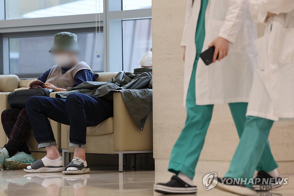 의료공백 사태가 장기화하고 있는 가운데 26일 서울 시내 한 대학병원 내원객이 의자에 앉아 휴식하고 있다.(사진=연합뉴스)