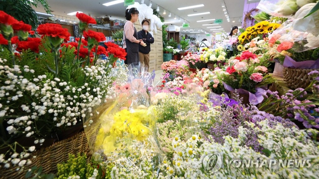 카네이션 찾아 꽃시장으로. (사진=연합뉴스)