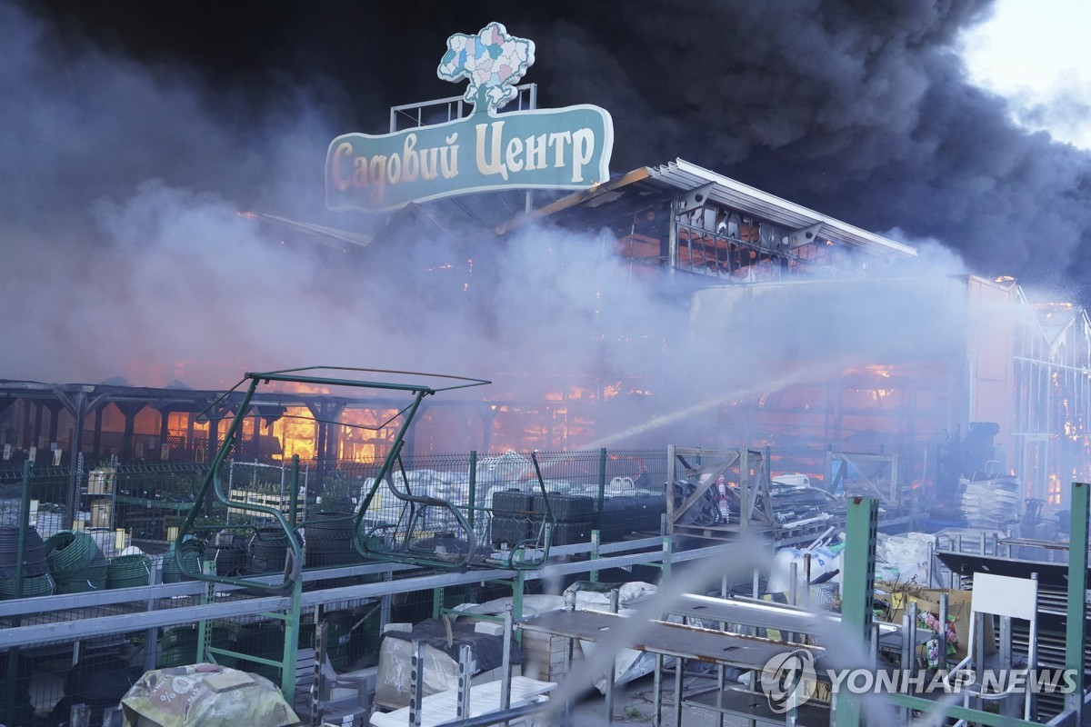 25일(현지시간) 폭격으로 화재 발생한 우크라이나 하르키우의 대형 건축자재 상점. (사진=연합뉴스)