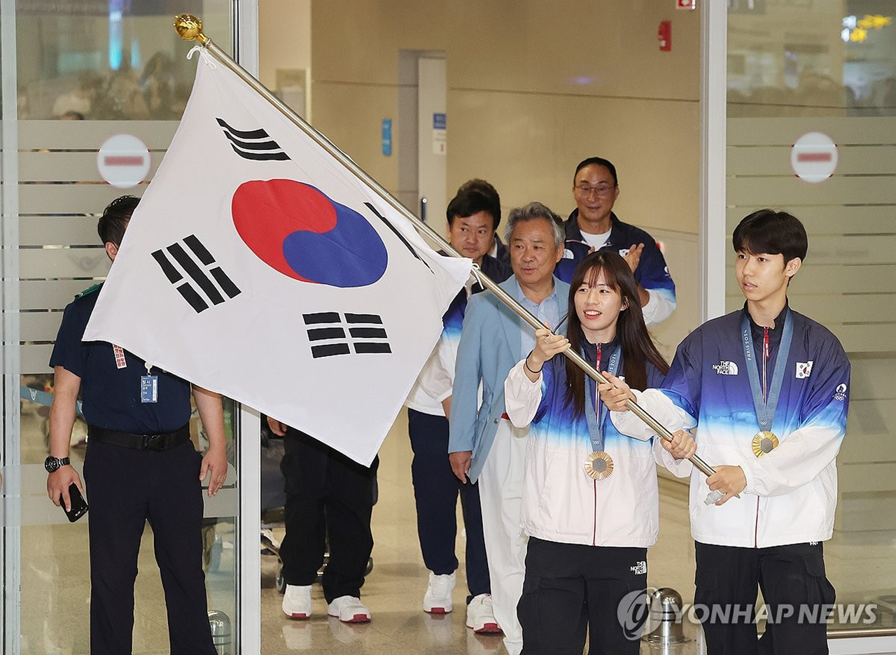 태권도 박태준과 복싱 임애지 등 파리올림픽 선수단이 13일 오후 인천국제공항 제2여객터미널을 통해 귀국하고 있다. (사진=연합뉴스)