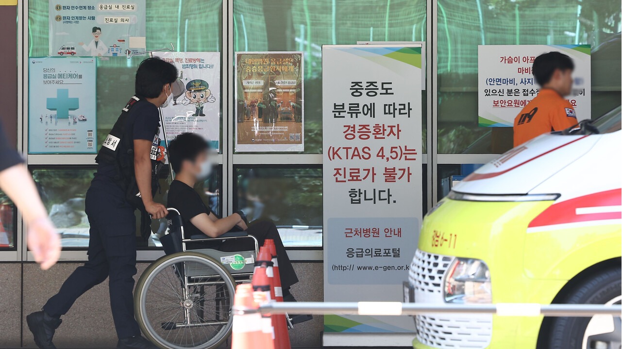 28일 서울의 한 대형 병원 응급실에 도착한 한 환자가 휠체어에 탄 채 이동하는 모습. (사진=연합뉴스)