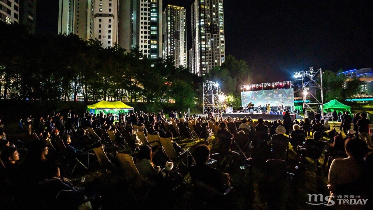 ‘공지천 재즈 페스타’가 3~5일 온의동과 석사동에서 열린다. 사진은 지난해 석사천 재즈페스타 모습.  (사진=MS TODAY DB)