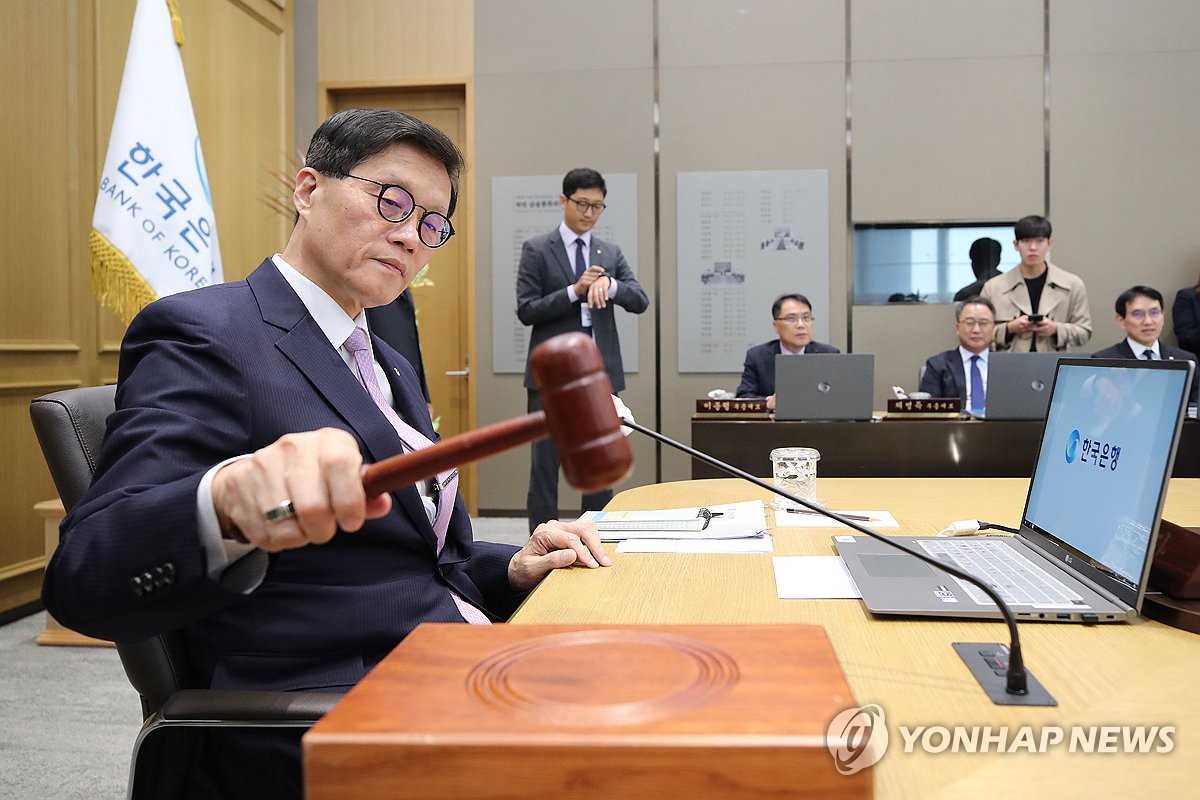 이창용 한국은행 총재가 11일 서울 중구 한국은행에서 열린 금융통화위원회에서 의사봉을 두드리고 있다.(사진=연합뉴스)