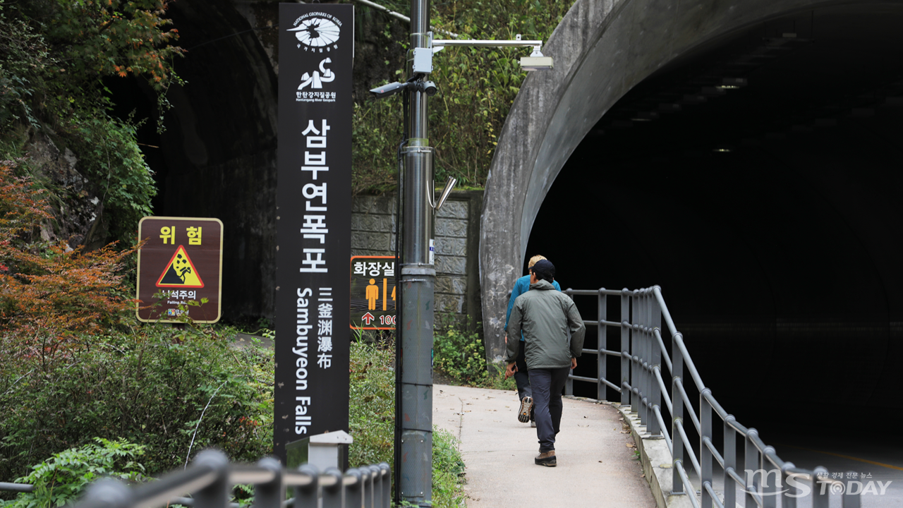   삼부연폭포는 명성산의 기암절벽 사이에서 흐르는 맑은 물과 폭포 주위를 에워싼 울창한 수림으로 연중 수많은 관광객과 시인묵객(詩人墨客)이 즐겨 찾는 명승지다. (사진=박지영 기자)