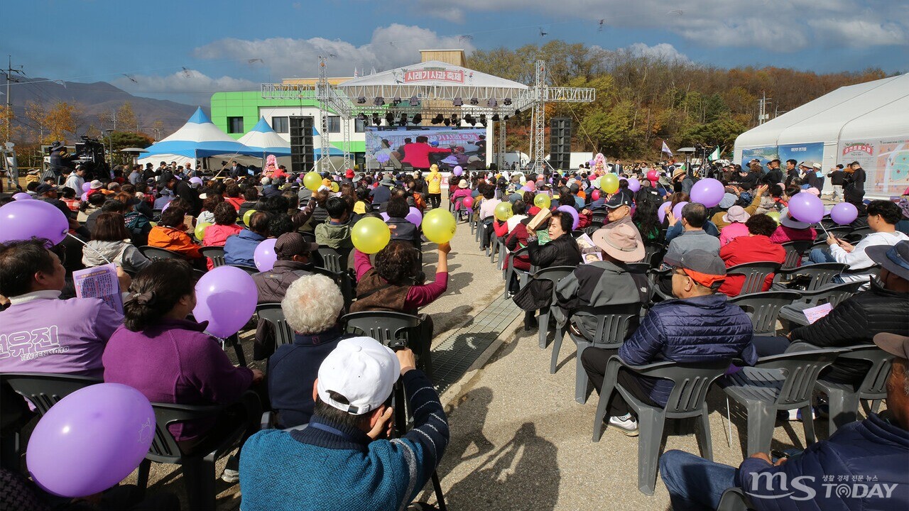 청춘양구 펀치볼 시래기사과축제에서는 다양한 무대 공연이 펼쳐져 축제의 흥을 돋운다. (사진=양구군)