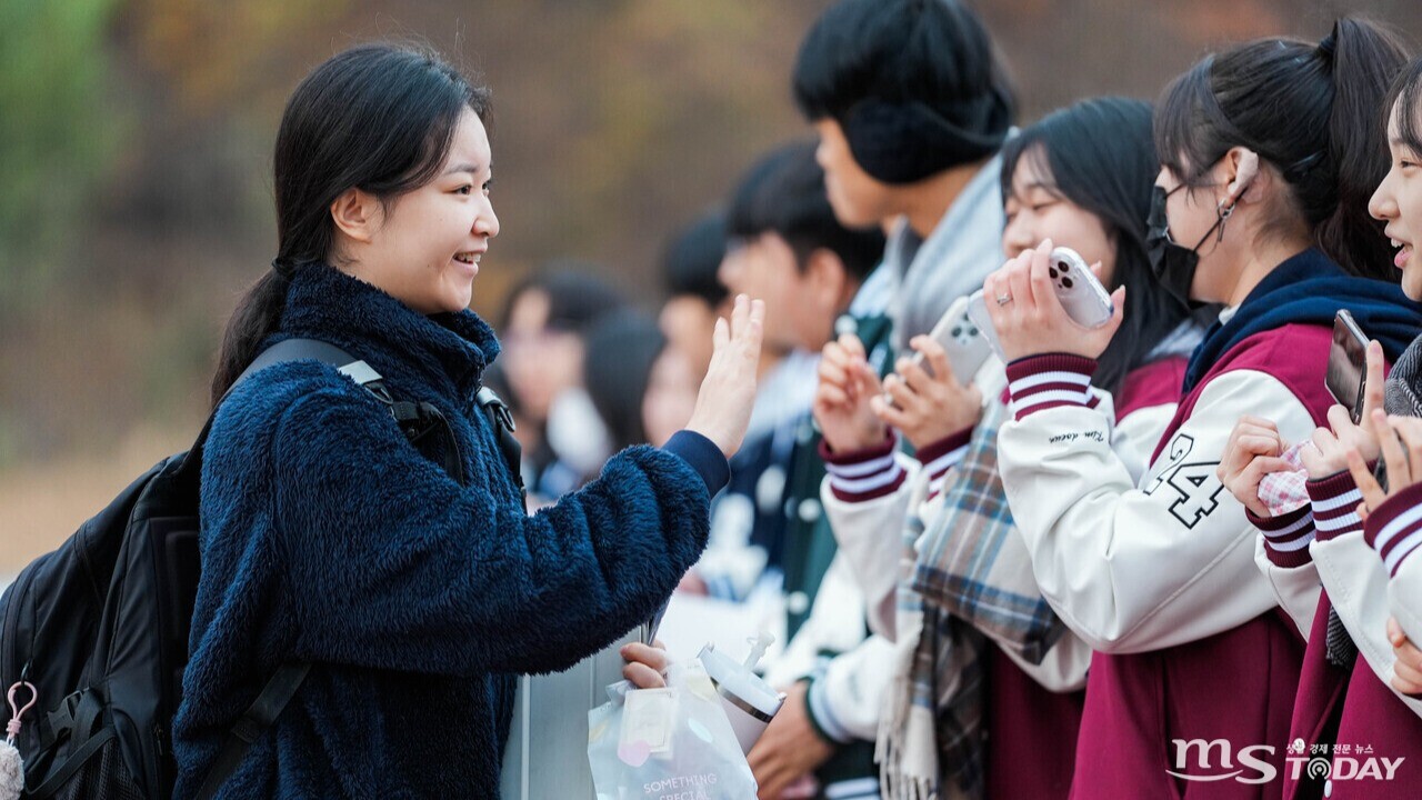 2025학년도 대학수학능력시험이 치러진 14일 춘천의 한 수험생이 후배들의 응원을 받고 있다. (사진=강원특별자치도교육청)