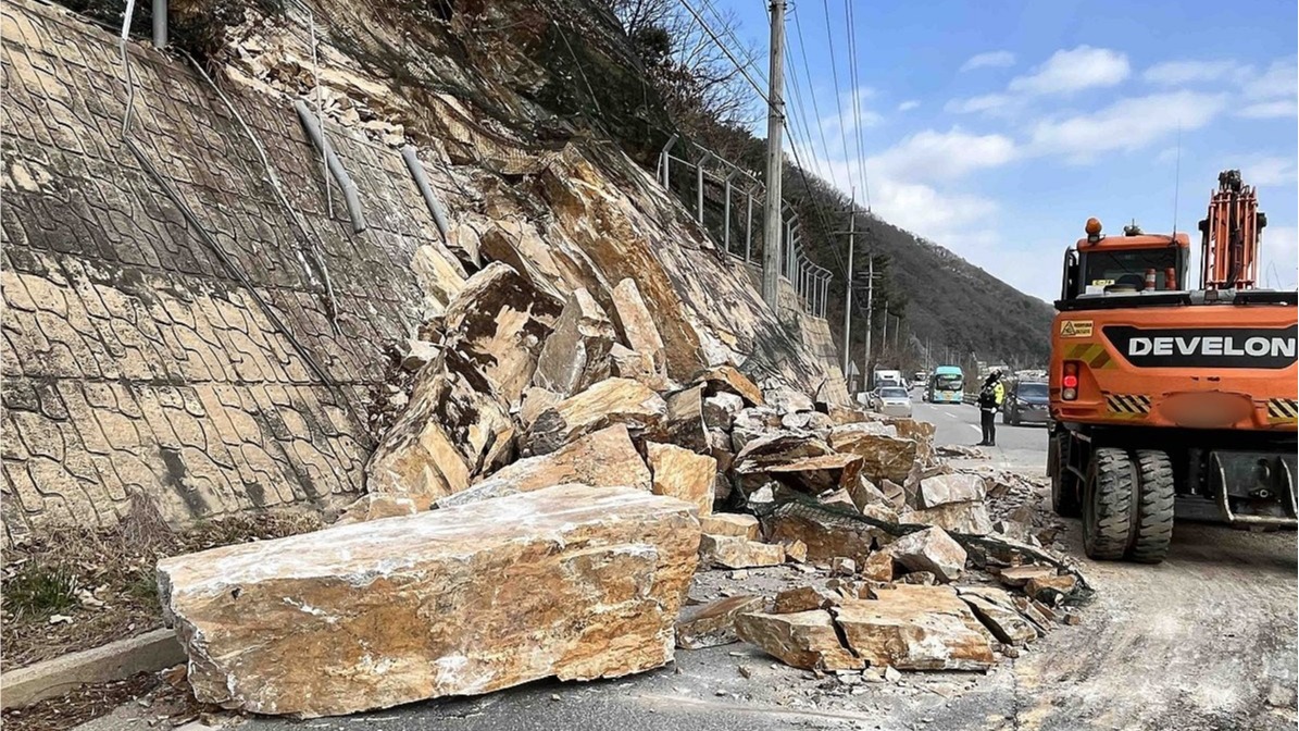 29일 춘천시 서면 덕두원리 국도 46호선 등선폭포 인근에서 낙석이 발생했다. (사진=연합뉴스)