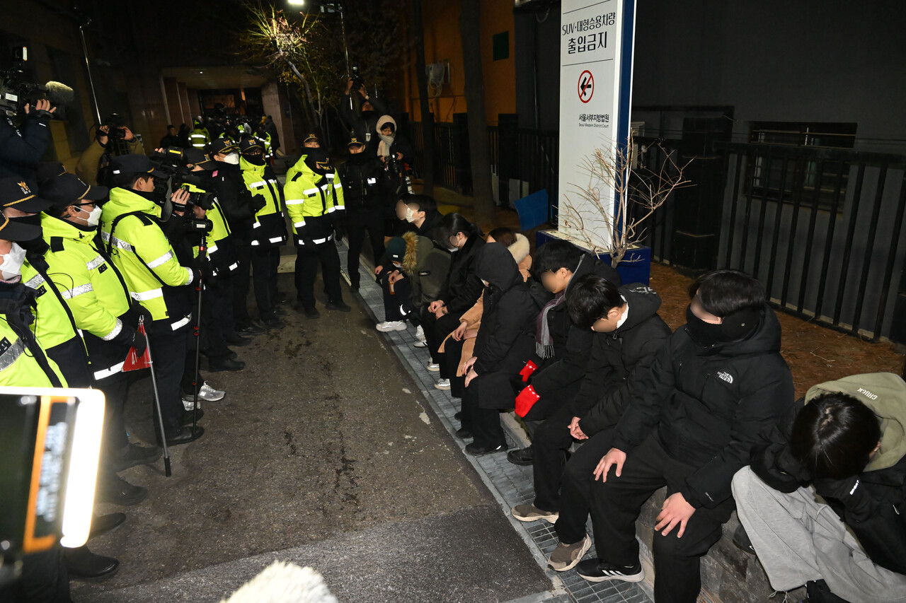 윤석열 대통령의 구속 전 피의자 심문(영장실질심사)이 열린 지난 18일 서울 마포구 서울서부지법에 법원 담장을 넘어 무단 침입한 윤 대통령 지지자들이 경찰에 붙잡혀 있다. 사진=연합뉴스